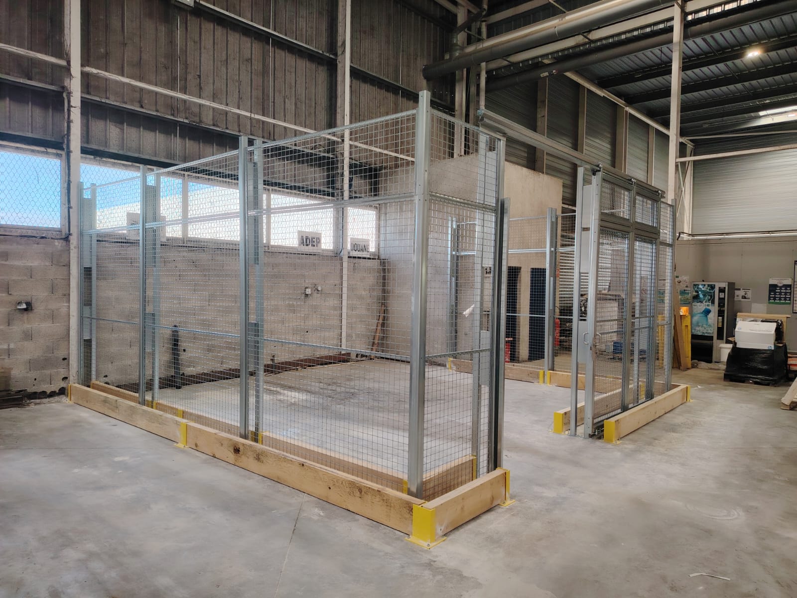 Cage de souffrance en cloisons grillagées avec porte coulissante et protections en bois aux Pennes-Mirabeau.