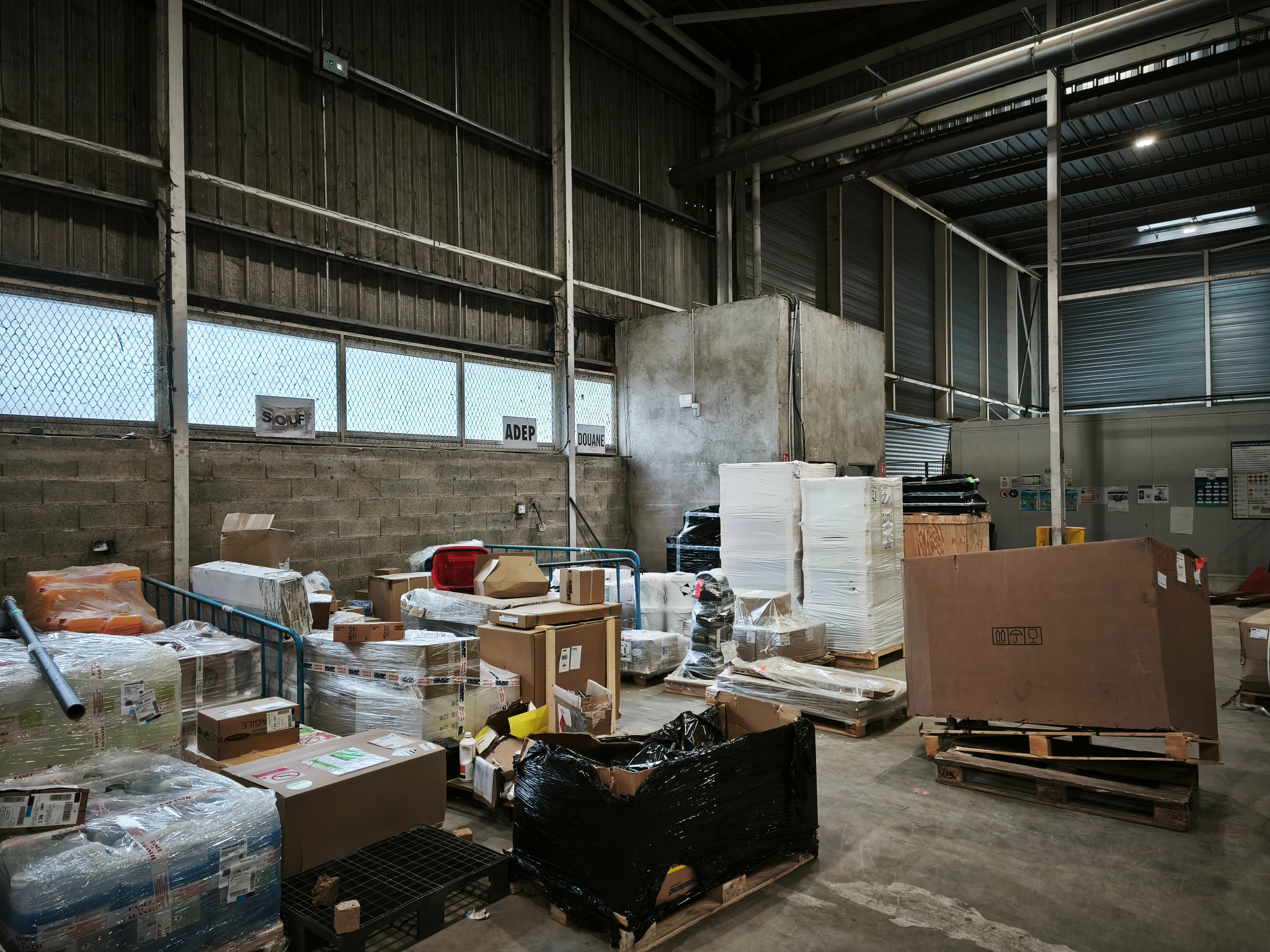 Zone de stockage chez un transporteur aux Pennes-Mirabeau avant la création des cloisons grillagées.