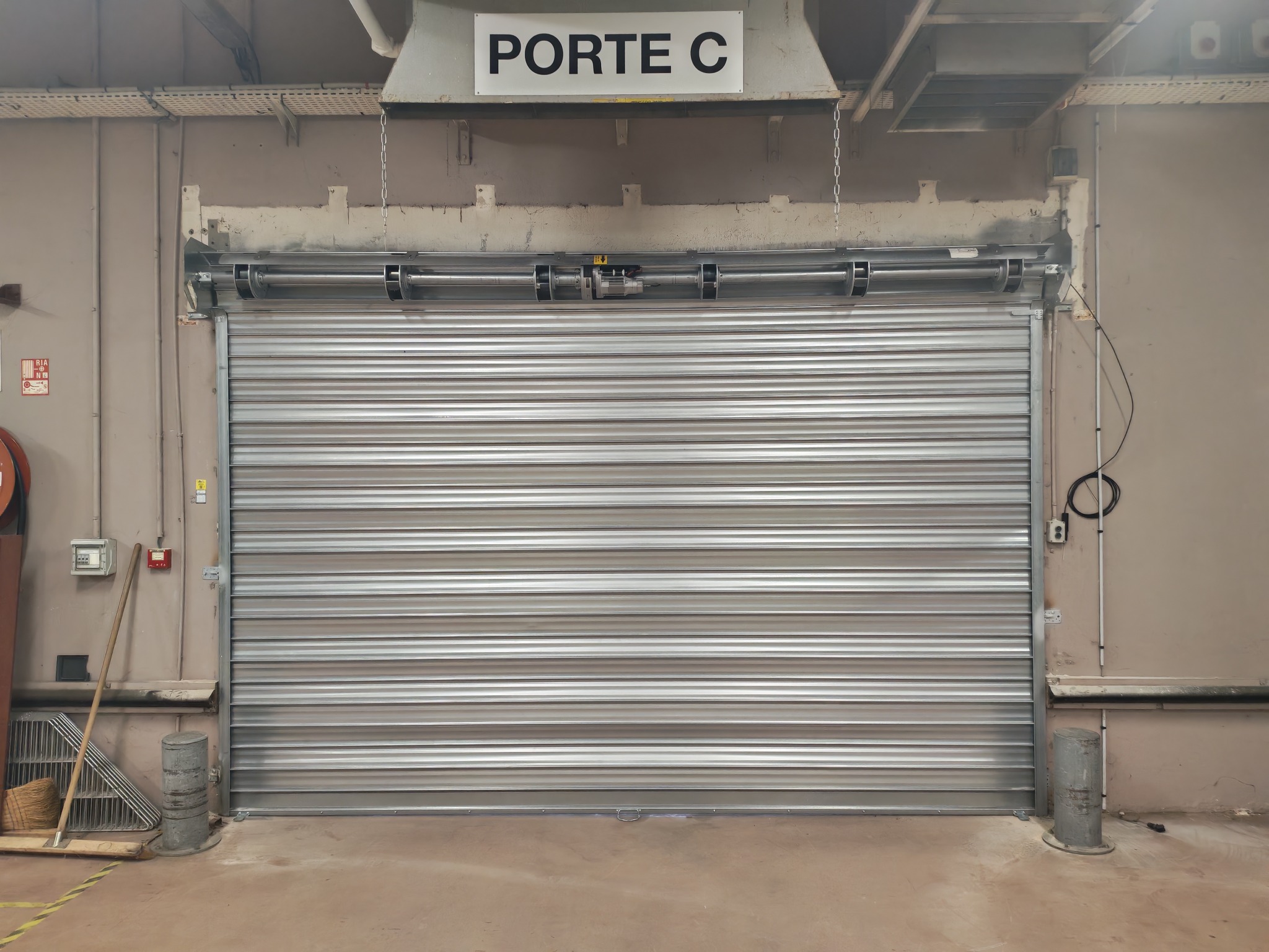 Nouveau rideau métallique installé dans un bâtiment industriel à Évreux.
